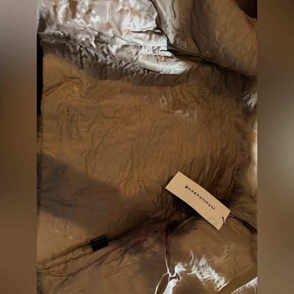 Luxurious Beige Fox Fur Coat - Picture 4 of 5